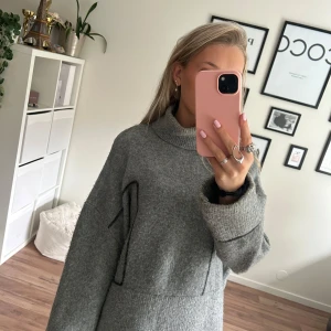 Grå stickad tröja - Mysig hösttröja från Zara med hög hals💕 knappt använd