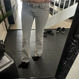 Ljusgrå bootcut jeans - Säljer ett par ljusgrå bootcut jeans, en av mina favorit Jeans men dom börjar tyvärr bli lite för korta och som man ser på bilden så har jag sprättat upp dom längst ner, superbra skick annars, dessa är också slutsålda på divided hemsida💕💕