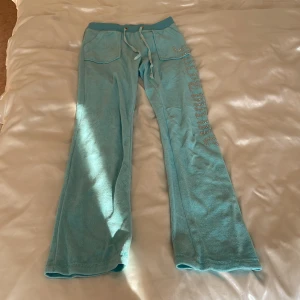 Juicy Couture byxor - Turkosa juicy couture mjukisbyxor i retro modell. Själv köpte jag de second hand men de är för små för mig. Man ser att de är använda men annars inte mycket slitage. 