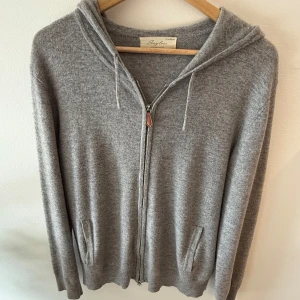 Grå kashmir hoodie  - Mysig grå hoodie i 100% kashmir från Sayless som är i bra skick. Den är i storlek M och sitter perfekt. Bara att skriva vid funderingar mvh Liam😁