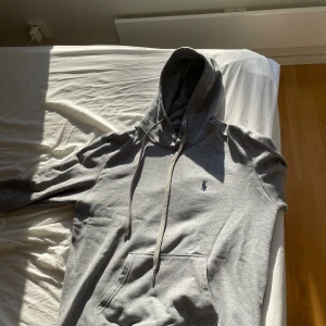 Grå hoodie från Polo Ralph Lauren - Tja säljer nu min snygga gråa hoodie från Polo ralph lauren. Hoodien har användits några få gånger och har inga fläckar eller tecken på användning. 