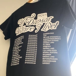 Hov1 - Säljer denna tröjan jag köpte i Gärdet konserten!! Storlek S alltså den minsta då den ej kommer till användning alls, är inte hov1 fan! Pris diskuteras