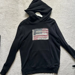 Ralph Lauren Denim & Supply Hoodie - Sjukt snygg och eftertraktad hoodie från Ralph Lauren Denim & Supply. Hoodien har två hål, en vid ena armbågen, den andra vid insidan av andra armen. Utöver dessa så finns inga ytterligare tydliga tecken på användning. Hör av dig vid frågor eller funderingar!