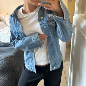 ljusblå jeansjacka - supersöt jeansjacka perfekt nu till hösten, bara använt någon enstaka gång💕står xxs men passar mig som brukar ha s/m, bara att skriva om man har frågor!!