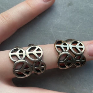 Peace ringar - 2 ringar med peacemärken. Den ena är i något sämre skick💕