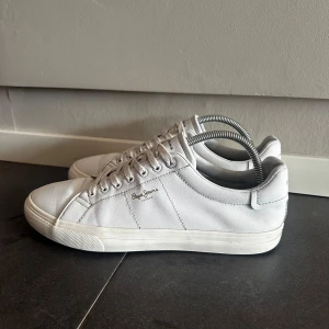 Vita sneakers från Pepe Jeans - Stilrena vita sneakers från Pepe Jeans. Storlek 42, köpt på Zalando. 