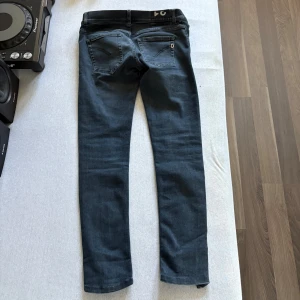 Dondup Jeans storlek 31 - Säljer de här mörkblå (typ) jeansen från dondup. Perfekta till hösten. Hör av dig vid frågor eller ytterligare bilder 😀