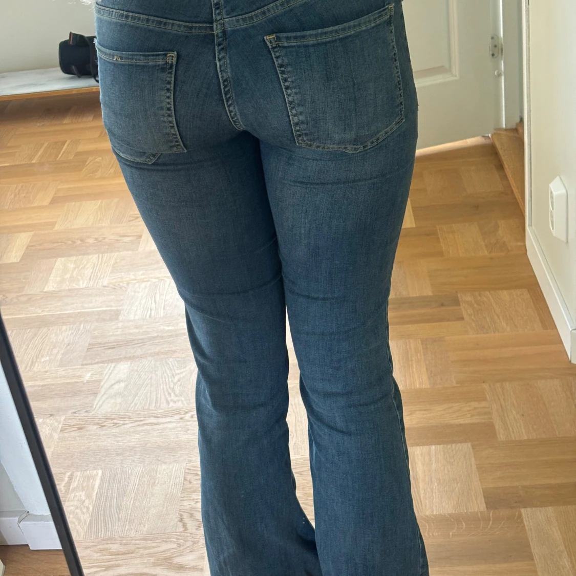 Blå bootcut jeans med fickor - 2