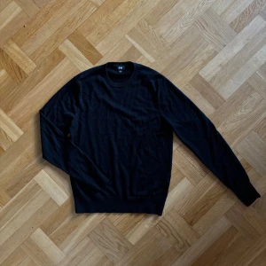 Uniqlo merinoull tröja - Svart merinoull tröja från uniqlo i jättebra skick, riktigt skön tröja som är varm men även ventilerande. Priset är inte hugget i sten så kom med pris förslag💯