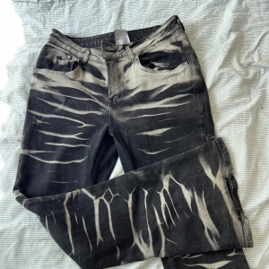 Snygga The Ragged Priest jeans  - Sjukt coola jeans från the taggad priest köpta för 700 kr. Använda jeans vilket bara syns vid ändarna av jeansen där lite av tyget slitits av, därav priset🫶Priset kan diskuteras 