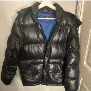 Ralph lauren jacka - Jättefin jacka från Ralph lauren. Jätteskön och varm. Storlek XS men passar absolut S. Hör av er vid frågor!
