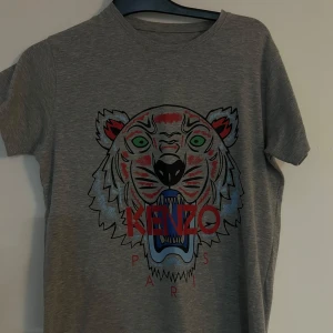 Grå Kenzo t-shirt - Snygg grå t-shirt från Kenzo i absolut nyskick. 