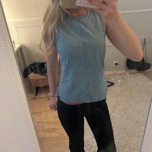Jeans topp från G-Star RAW XS - Säljer ett ljusblått ärmlöst jeanslinne från G-Star RAW i storlek XS. Toppen har en rak passform, rund halsringning och dragkedja i sidan. Snyggt broderad logga och tillverkat i klassiskt jeanstyg. Perfekt för dig som gillar en clean och stilren look.