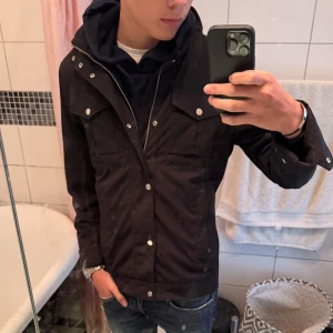 Field jacket J.Lindeberg - Jag säljer min sjukt snygga field jacket från J.Lindeberg, den passar perfekt nu inför hösten och kallare årstider. Den är i ett jättefint skick utan några defekter. Priset är självklart diskutabelt och det är bara att skriva om du har någon fråga eller är intresserad 💯