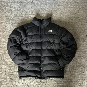 Svart pufferjacka från The North Face - Säljer en Äkta North Face jacka har icke kvittot men kan lösa bevis på att den är äkta om du har frågor eller likande är det bara skriva
