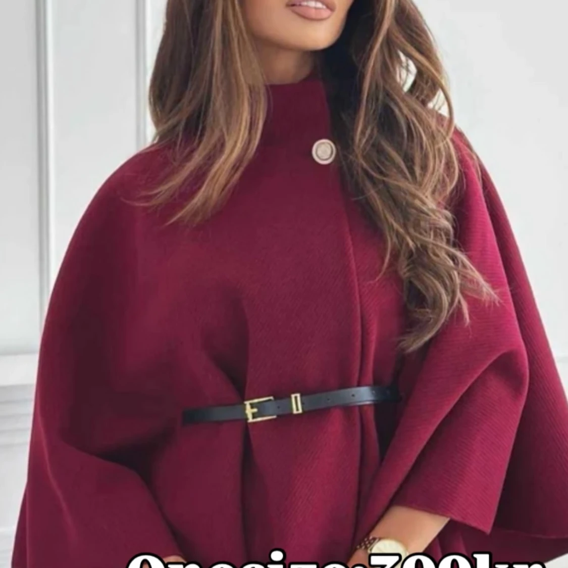 Vinröd kappa med bälte och hög krage