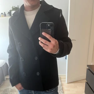 Svart skepparkavaj från Pier One - Säljer min svarta skepparkavaj från Pier One då den aldrig har   kommer till användning.