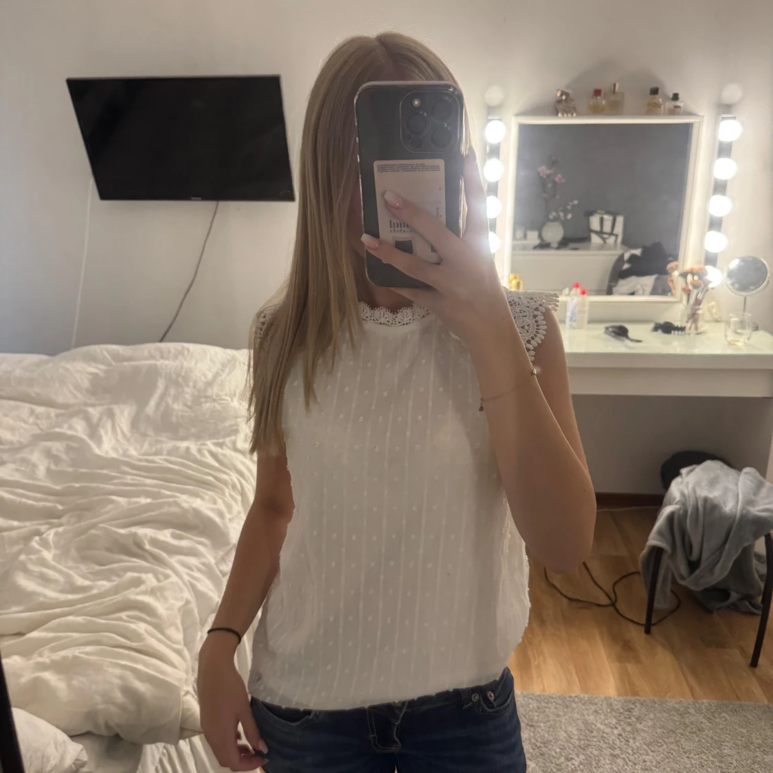 Vit blus med spetsdetaljer - 2