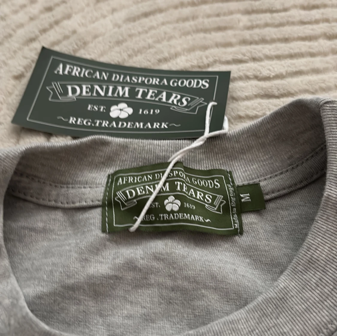 Grå blommig t-shirt från Denim Tears - 1