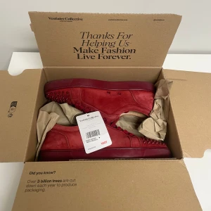 Louis Junior Spikes Orlato - Röda CL junior spikes i extremt bra skick, kommer med vestiaire certifikat och box.