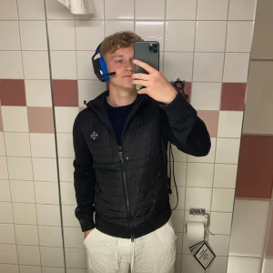 J.Lindberg Cardigan - Säljer en fett J.Lindeberg cardigan som passar perfekt för hösten!  Den ör i bra skick och riktigt snygg