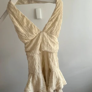 Volang klänning - Beige klänning, har en smink fläck på innersidan (se sista bilden) men inget som syns när man har på den! 