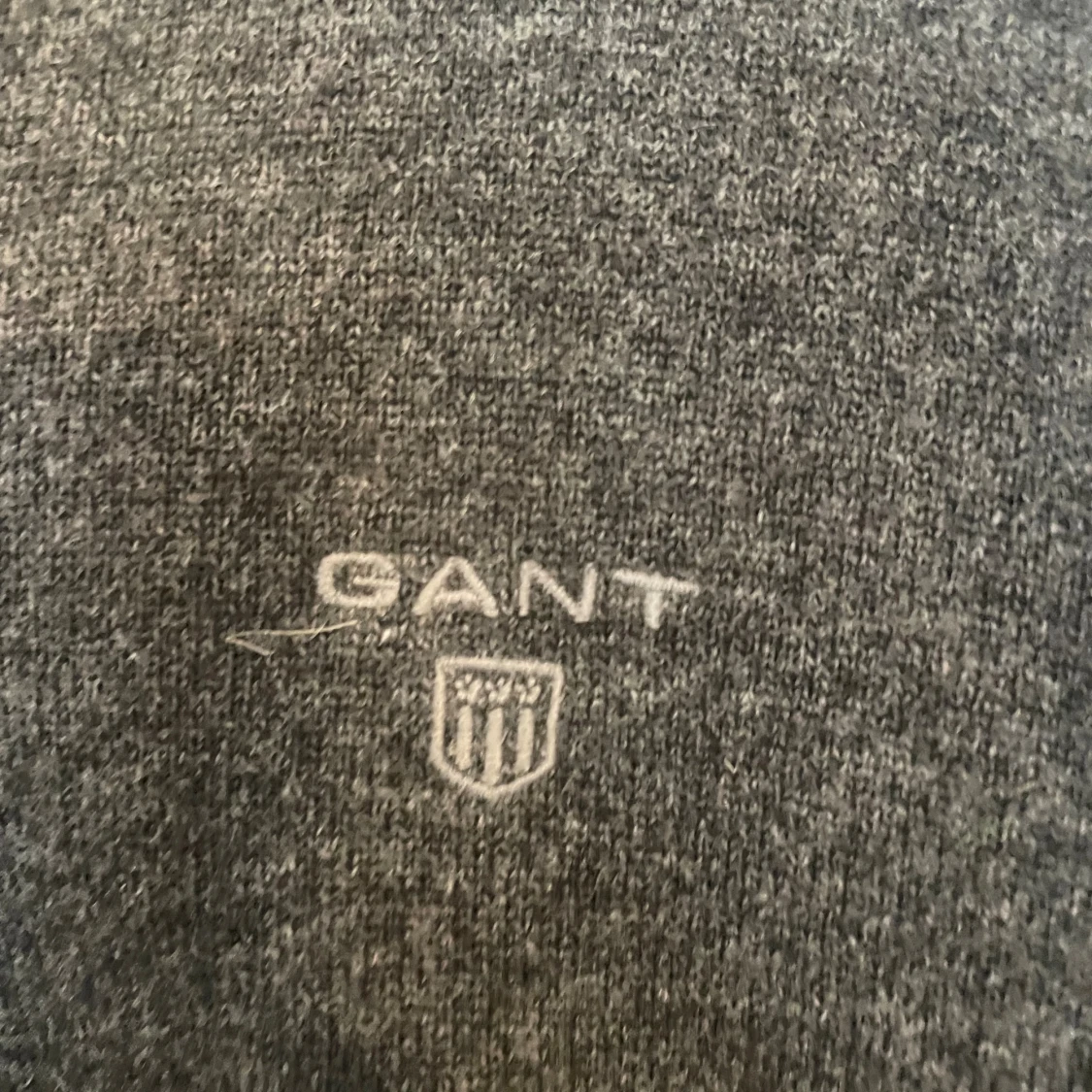 Mörkgrå stickad GANT tröja v-ringad - 1