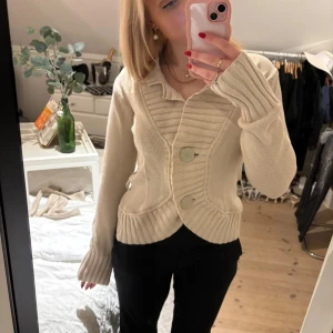 Beige kofta med knappar - Beige kofta med avtagbart skärp, lite lätt figursydd. Använd en gång. Har en liten slitning på knapphålet, men inget som syns när knappen är stängd☺️