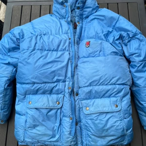 Fjällräven expedition jacka - Tjena, säljer nu denna riktigt snygga och populära Fjällräven expedition jackan i använt skick, den e tvättad 2-3 gånger, finns lite smuts kvar på den och kanske något litet slitage som jag kan ha missat men inget jag hittar på jackan, hör av er vid frågor och funderingar🙌🤝