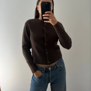 Brun kofta i merinoull från & Other Stories - Mysig brun kofta från & Other Stories i 100% merinoull