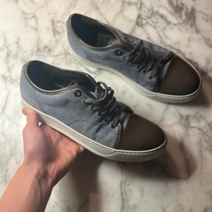 Lanvin sneakers i färgen blå - Hejsan! Jag säljer dessa riktigt feta skor ifrån lanvin i storlek uk 5 vilket motsvarar storlek 40 ungefär. Skorna är självklart äkta men jag har tyvärr ingen box till dem! Skorna är i väldigt bra skick och har inga defekter! Hör av er om ni har några frågor!☺️