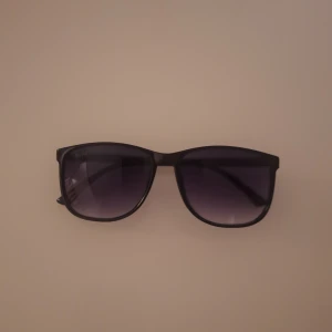 Svarta rayban boyfriend  - Snygga solglasögon från Ray-Ban med svartmelerad båge och mörktonade glas. Klassisk fyrkantig form som passar de flesta ansikten. Perfekt accessoar för soliga dagar. Pris ej hugget I sten