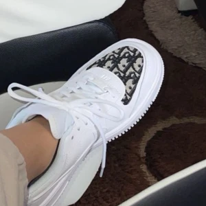 Nike Air Force 1  custom Dior  - Snygga Nike Air Force 1 sneakers custom gjorda med Dior. K. Använda endast 1 gång ffr i nästan nyskick, storlek 39 passar både kvinna och man 