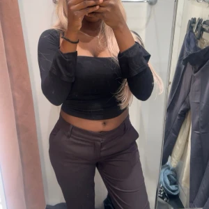 Mörkbruna kostymbyxor med rak passform - Snygga mörkbruna kostymbyxor med rak passform och klassiska fickor. Byxorna har en stilren look och passar perfekt till en trendig outfit. Midjan är normal och materialet känns mjukt och bekvämt.