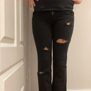 jeans från gina tricot - jätte snygga jeans från gina tricot. hålen är gjorde själva och jag säljer på grund av att de sitter för tajt och är för korta för att min storlek är 38💕 säljer lite dyrare pga hålen💕💕💕