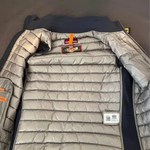 Dunväst från Parajumpers - Mörkblå parajumper väst i Storlek S ( kan passa dig som har Storlek M också ) - Knappt använd ( enstaka gånger) . Köpt för ca 3500 kr på CareOfCarls