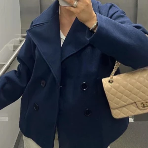 Populär Design by Si kappa - Superfin populär kappa från Design by si! Mycket bra skick och sparsamt använd. Kostar ca 800 nypris. Perfekt till vår och höst 🩷 XS/S är storleken men passar även M. Går ner i pris vid snabb affär! 