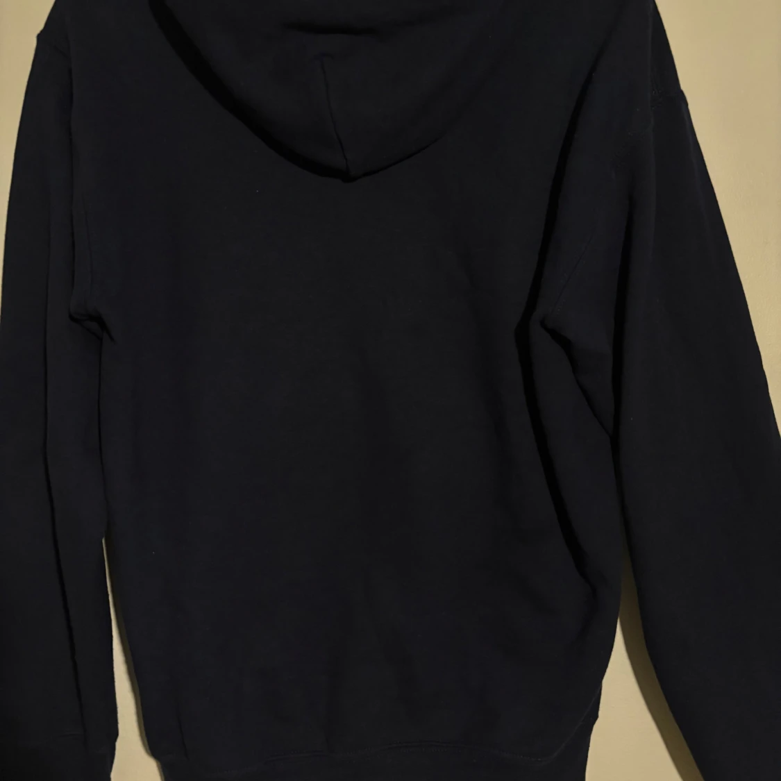 Mörkblå hoodie från Scndi  - 1