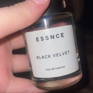 Essnce Black Velvet Eau de Parfum - Perfekt om du vill testa på doften lite. Inspirerad av black opium
