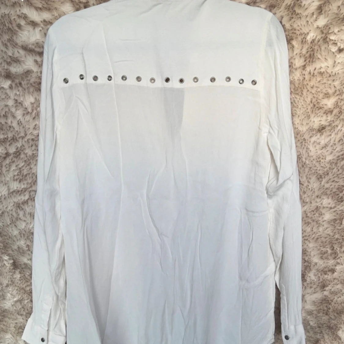 Vit henley-skjorta med nitar - 2