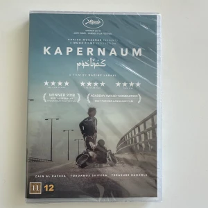 Kapernaum på Dvd - Kapernaum är en prisbelönt film om 12-årige Zain i Beiruts slumkvarter. Med starka känslor och gripande berättelse har filmen hyllats internationellt och nominerats till Oscars. Perfekt för unga som vill se en verklighetsnära och berörande historia.
