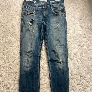 Replay Anbass jeans  - Säljer dessa riktigt snygga jeans ifrån Replay, jeansen är i Anbass modell och i slim fit stl 29! Säljer pga att de inte passar mig längre. Skriv vid minsta fråga och pris är diskuterbart!