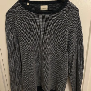 Mörkblå stickad tröja från Selected Homme - Riktigt snygg tröja från Selected Homme. Storlek L men passar M. 