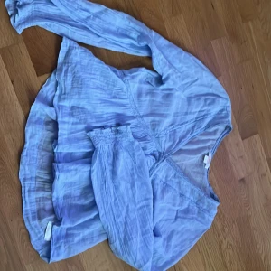 Blå tröja - En fin blå blus eller vad man en ska kalla den, den e använd 1-2 gånger så den e ganska ny!💕💞