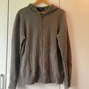 Grå/brun hoodie i kashmir från Lawrence Grey - Mjuk och stilren grå/brun hoodie från Lawrence Grey i kashmir. Skicket är grymt på koftan. Har knappt använt den sen den köptes ny. Nypris är runt 2900 kr. Hör gärna av er ! 