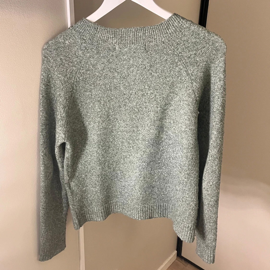 Grön stickad tröja  - 1