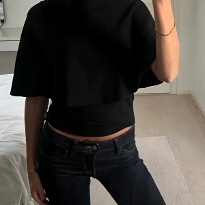 Svart stickad polotopp - Croppad poncho