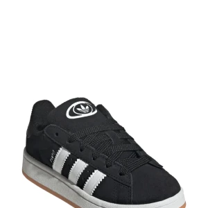 Adidas Campus svarta sneakers mocka - Svarta Adidas Campus sneakers i mocka med klassiska vita ränder på sidorna och vit logga på plösen. Skorna har snörning och en platt, ljusbrun gummisula med mönster undertill. Perfekt för dig som gillar retrostil och streetwear.