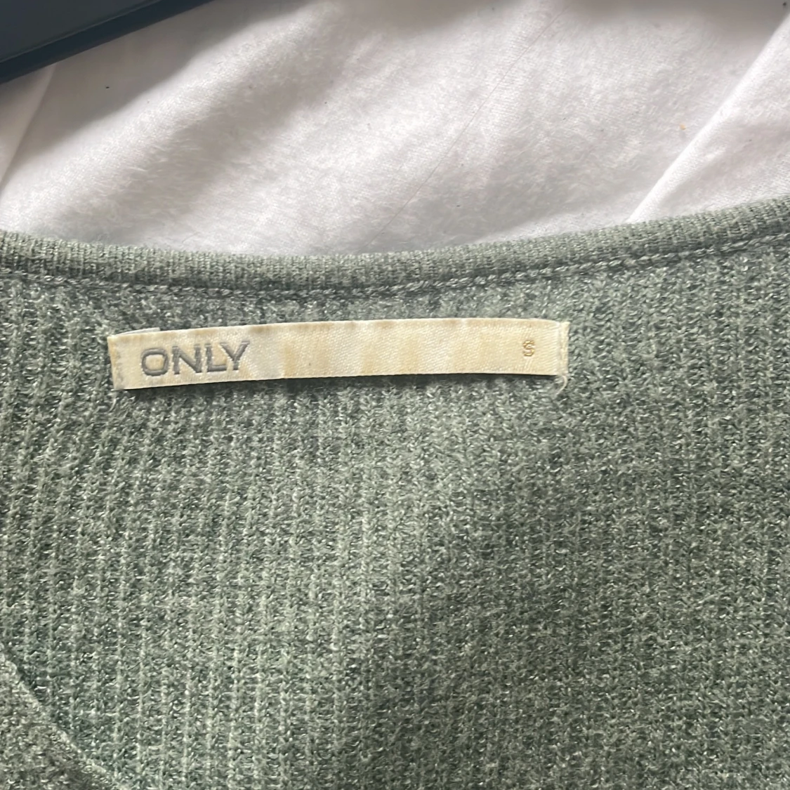 Grå ribbad stickad tröja från ONLY - 2