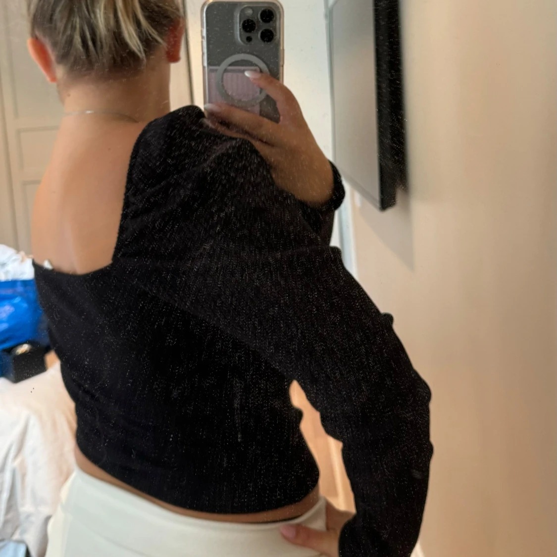 Svart ribbad topp med puffärm  - 1